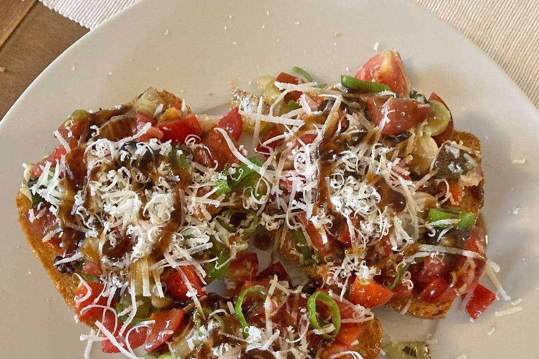 Bunter Tomatensalat auf Knobibrot