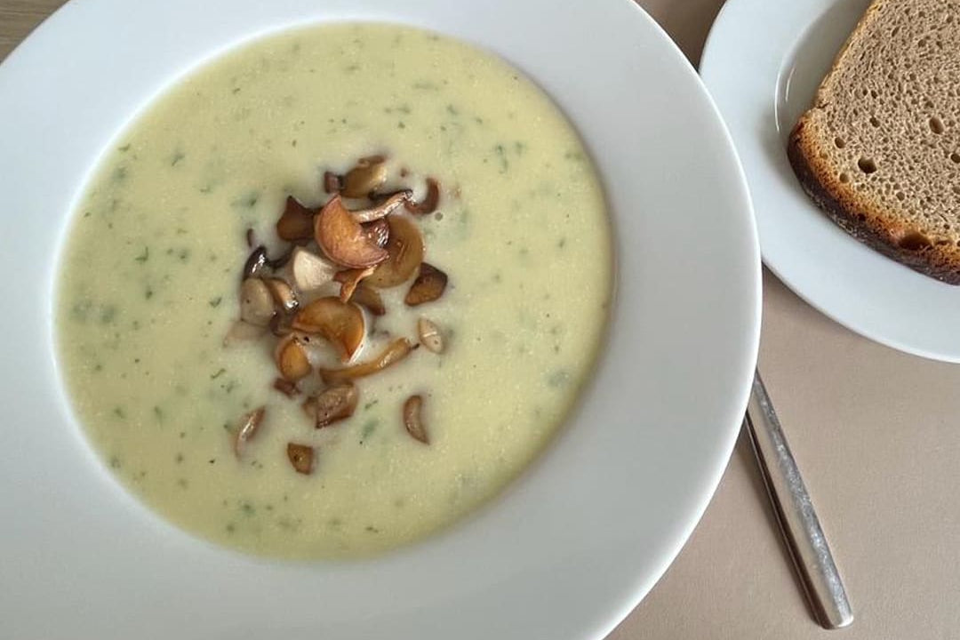 Mairüben-Kartoffel-Cremesuppe mit gebratenen Champignons