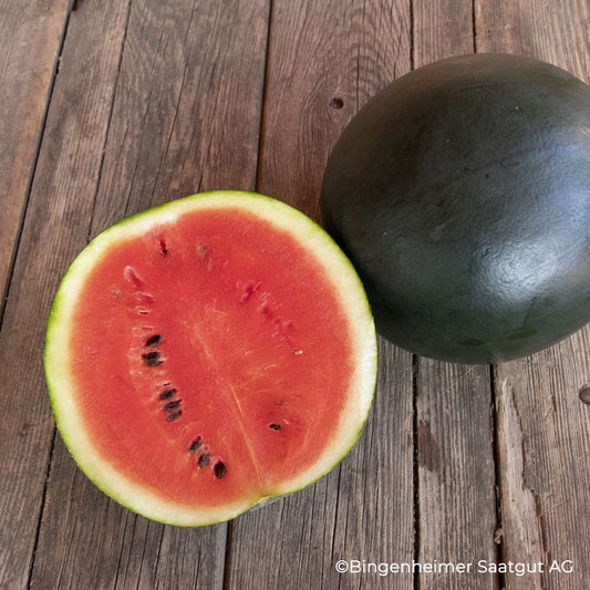 Wassermelone Sugar Baby auf Holztisch